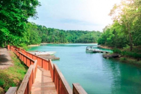 A Smoky Mountain Lake Cabin
